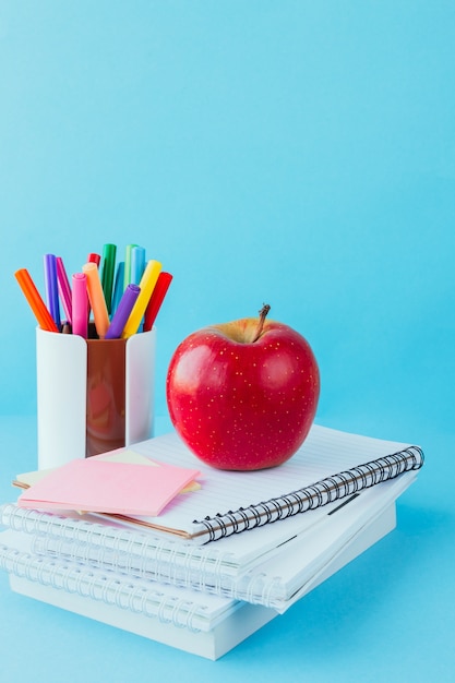 Foto terug op school, werk, werkplek van een schoolkind briefpapier, notebooks op blauw