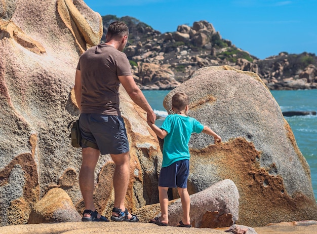 Terug Papa zorg Zoon in de buurt van zee lopen tijd samen verkennen nieuwe Concept vaderdag familie unie vaderschap opvoeding jongen invloed in gelukkig kind live wereldbeeld Man houd kind handshow met vinger