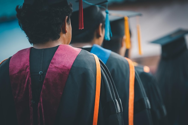 Terug van afgestudeerden ceremonie succes afgestudeerden van de universiteitConcept onderwijs felicitatie afgestudeerden aan de universiteit