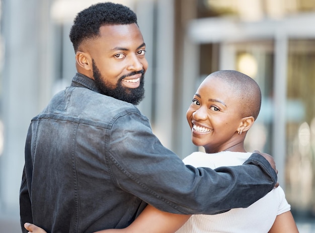 Terug zwart paar en portret in de stad voor liefde, zorg en geluk op date samen in Nigeria Gelukkige man vrouw en wandelen in stedelijke straatweg en buiten met knuffelvrijheid en ontspannen met glimlach