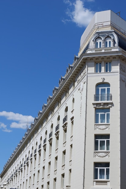 Terugwijkende lijnen van een wit klassiek gebouw in het centrum van Madrid, Spanje