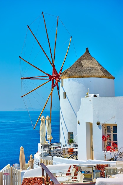 Terwijl windmolen op het eiland Santorini in Griekenland