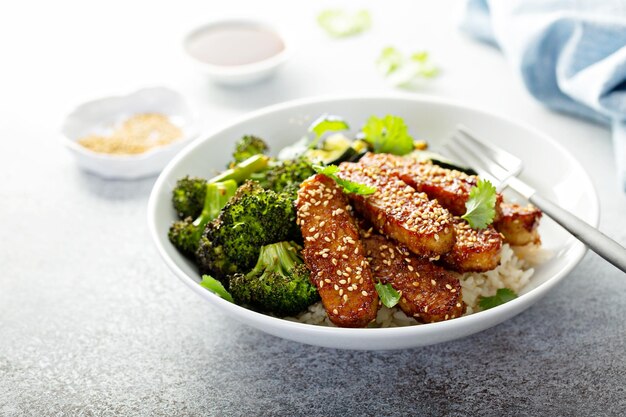 Photo teryaki tempeh with rice and vegetables