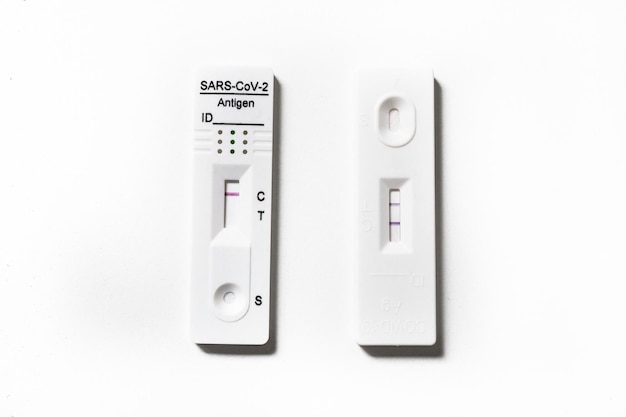 迅速抗原自己検査でCOVID19を検査する