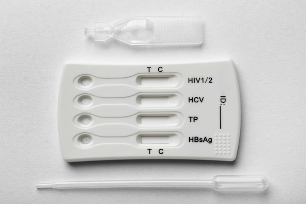 Тестовый комплект для ВИЧ, гепатита В, С и сифилиса на белом фоне