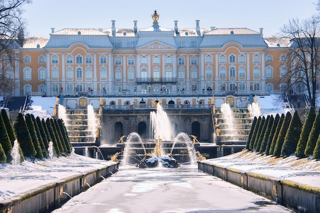 Peterhof 궁전 및 공원 복합 단지에서 분수의 테스트 출시 눈과 분수