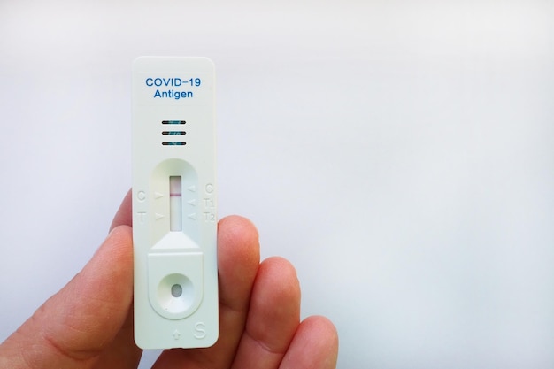 COVID19の検査結果は陰性であり、迅速検査装置を使用して感染していません