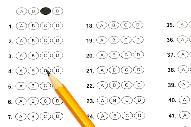 사진 답과 연필이 있는 시험 점수 시트.