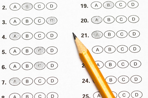 Фото Контрольный лист теста с ответами и карандашом.