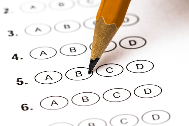 Foto foglio di valutazione del test con risposte e matita. avvicinamento.