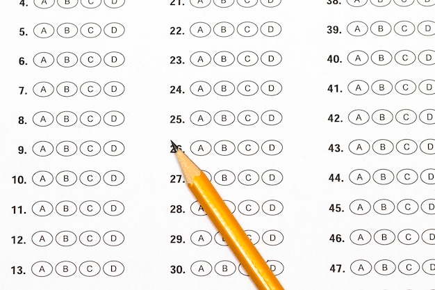 Test scoreblad met antwoorden en potlood.