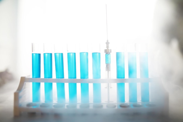 유리의 시험관은 새로운 액체 용액인 포타슘 블루가 화학 약학 암 제조를 사용하여 다양한 버전의 시약을 취하는 분석 반응을 수행합니다.
