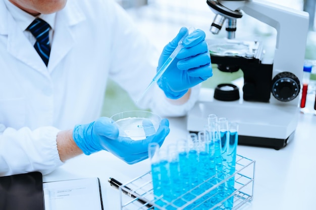 臨床薬局や医学研究室の試験管と新しい化学物質 xA