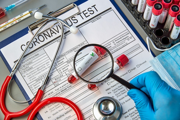 테스트 양식에 COVID-19에 대한 혈액 검사가 포함 된 테스트 튜브
