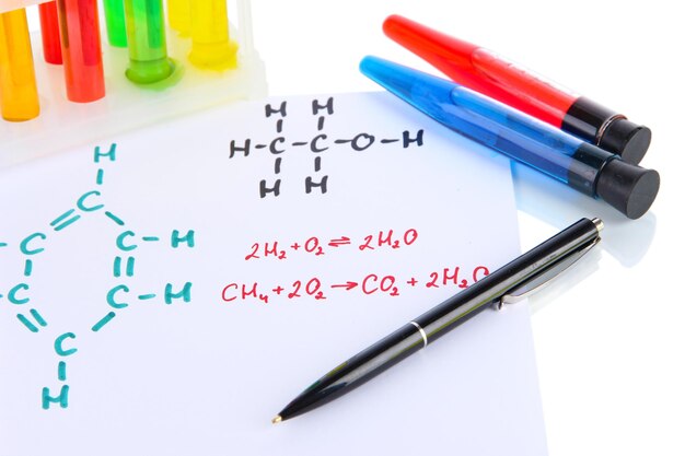 Пробирки с красочными жидкостями и формулами, изолированными на белом
