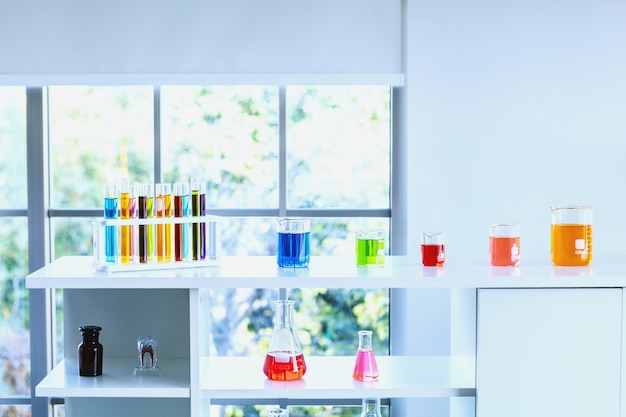 Foto provette con la vetreria per laboratorio sulla tavola in laboratorio, ricerca e concetto scientifico