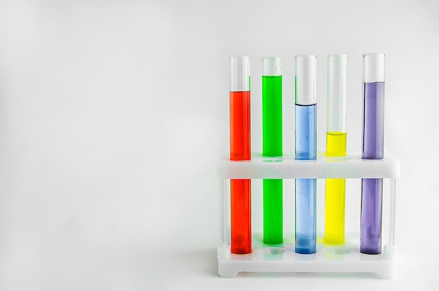 흰색 배경에 다양한 색상의 시약이 있는 테스트 튜브. 화학, 실험