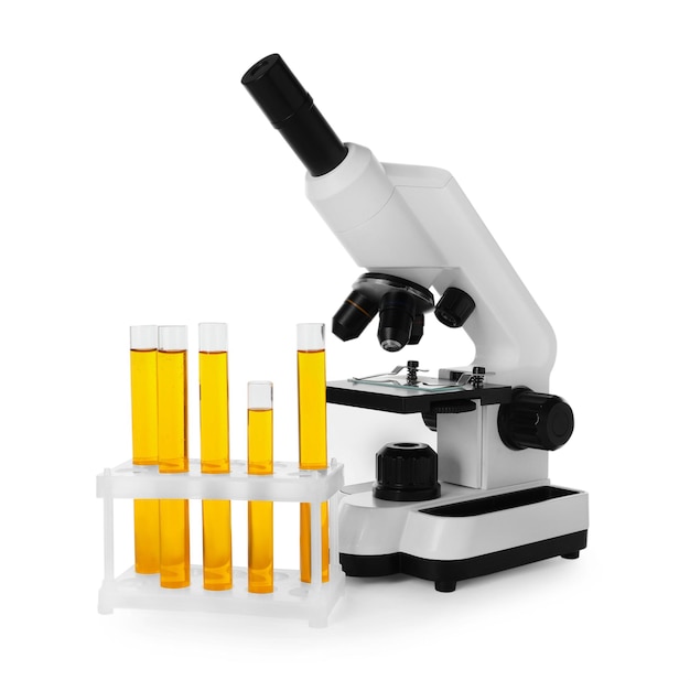 주황색 액체와 흰색으로 격리된 현미경이 있는 시험관