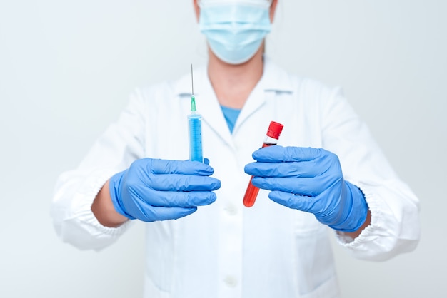 Testen van nieuw vaccin Virus Vaccinatie presenteren Klinische proeven Laboratoriumexperimenten Presentaties Wetenschapsdiscussies Beroepskleding dragen Beschermende kleding