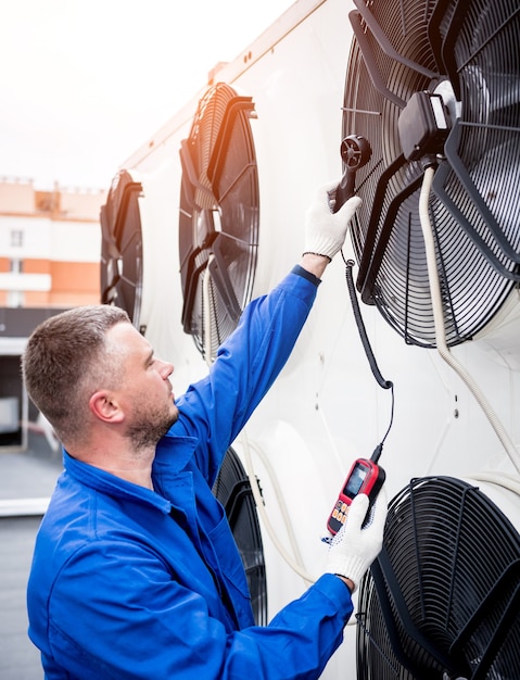 Testing with an anemometer of an axial fan of the condensing unit