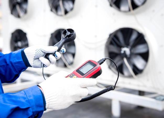 Testing with an anemometer of an axial fan of the condensing unit