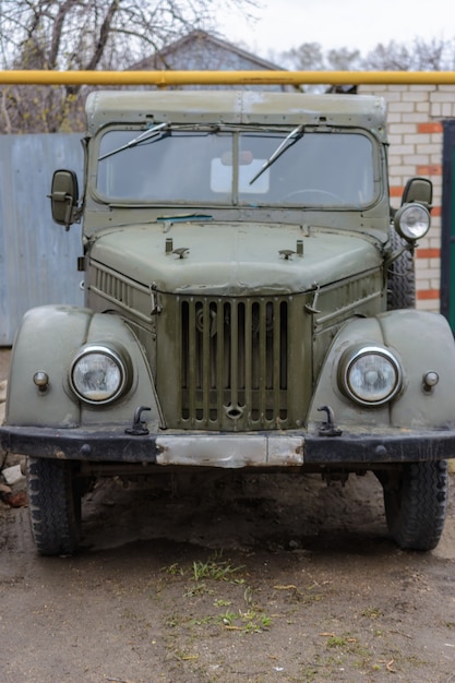 Tetyushy, tatarstan/rusland - 02 mei 2019: retro auto gaz-69 in de buurt van het huis in de straat. oude vintage auto gaz-69 is een lichte vrachtwagen met vierwielaandrijving, geproduceerd door gaz.