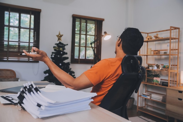 Tevreden blanke succesvolle man freelancer of CEO ontspant zich op de werkplek met benen op tafel stijlvolle man gebruikt laptop surft het internet zoekt naar ideeën voor een project zit aan het bureau