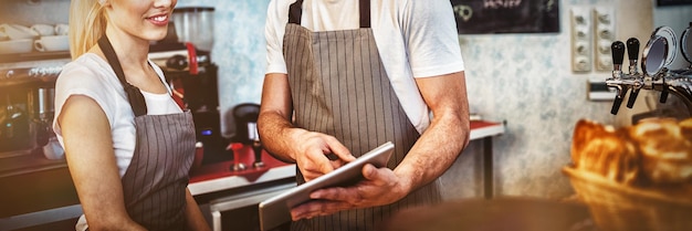 Tevreden collega's die digitale tablet gebruiken