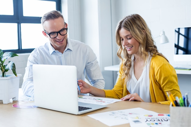 Tevreden collega's werken in office