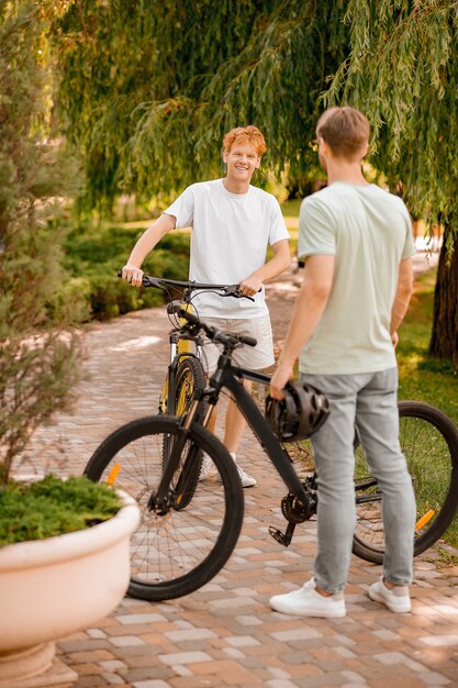 Tevreden fietser die buiten met zijn vriend praat