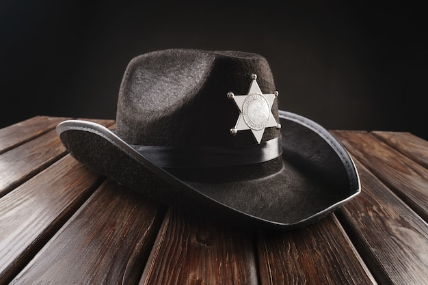 Photo texas police sheriff's hat in western style and revolver