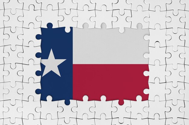 Bandiera dello stato americano del texas in cornice di pezzi di puzzle bianchi con parte centrale mancante