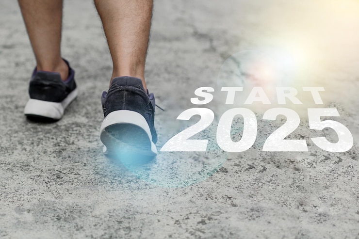 Photo 아스팔트 도로에 쓰여진 2025 텍스트와 새해를 준비하는 남성 달리기 선수