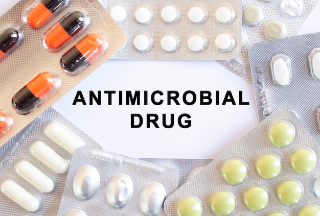 흰색에 텍스트 ANTIMICROBIAL DRUG