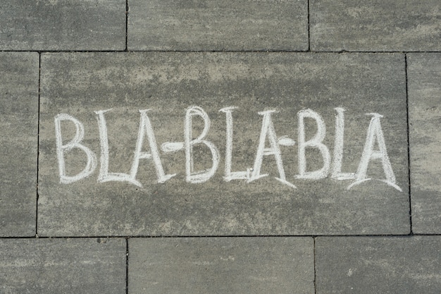 灰色の歩道に書かれたテキストbla bla bla