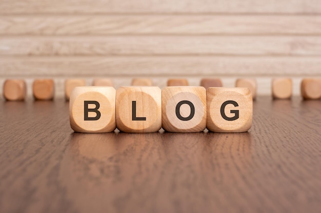 текст BLOG написан на деревянных кубиках на коричневом фоне