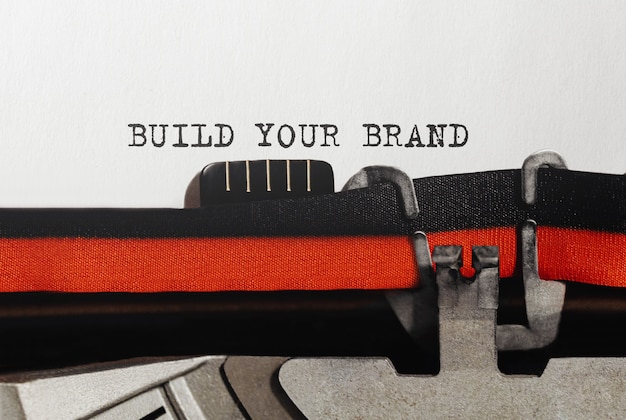 Foto testo build your brand digitato su una macchina da scrivere retrò