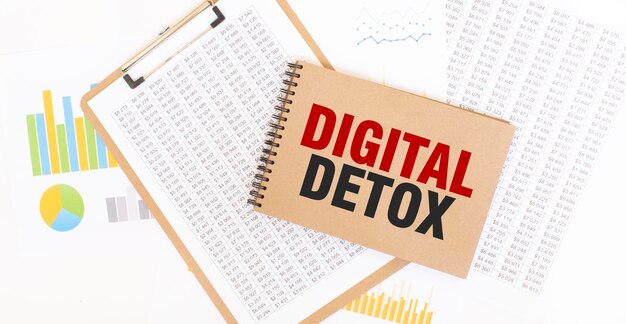 写真 digital detox (デジタルデトックス) - 茶色の紙のノートパッドに書かれたテキスト