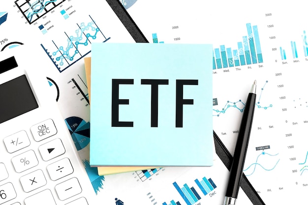 사진 파란색 스티커, 계산기, 펜, 그래프에 텍스트 etf exchange traded fund. 비즈니스 플랫 누워.