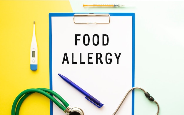 의료 폴더 청진기의 레터 헤드에 FOOD ALLERGY를 텍스트로 표시