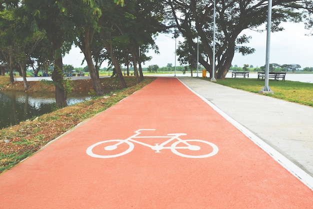 Foto testo sul sentiero lungo la strada nel parco