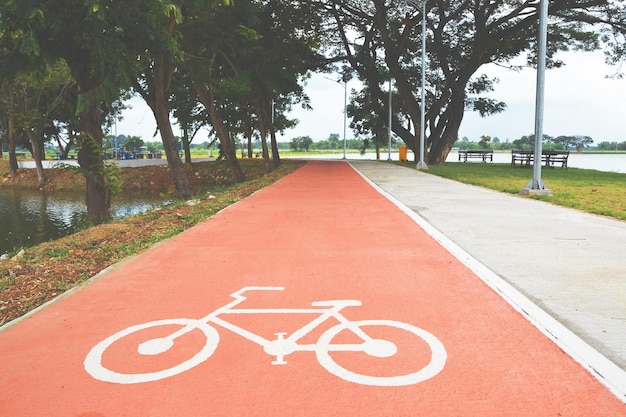 公園の道路に沿った歩道のテキスト