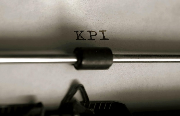 写真 レトロなタイプライターで入力されたテキスト kpi