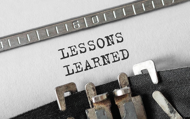 사진 복고풍 타자기에 입력 된 lessons learned 텍스트