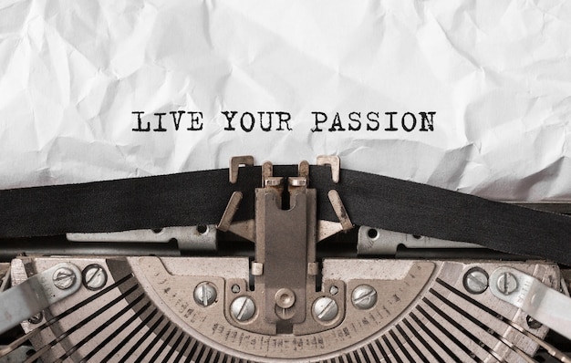 Текст LIVE YOUR PASSION, набранный на ретро пишущей машинке