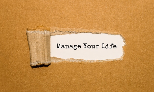 찢어진 갈색 종이 뒤에 나타나는 Manage Your Life 텍스트