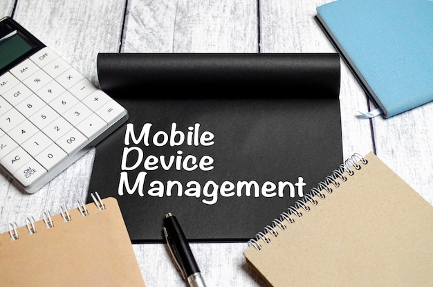 사진 검은색 노트북에 mdm을 mobile device management로 문자 메시지 보내기