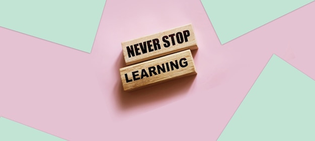 Photo text never stop learning on a wooden blocks education concept