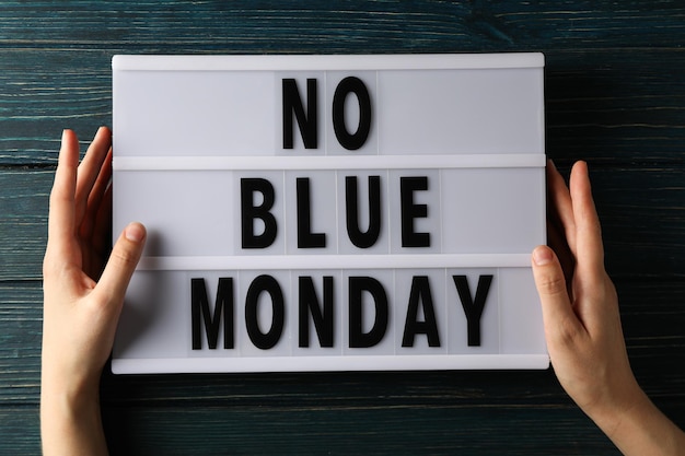 사진 text no blue monday 및 여성 손 어두운 나무 배경 평면도