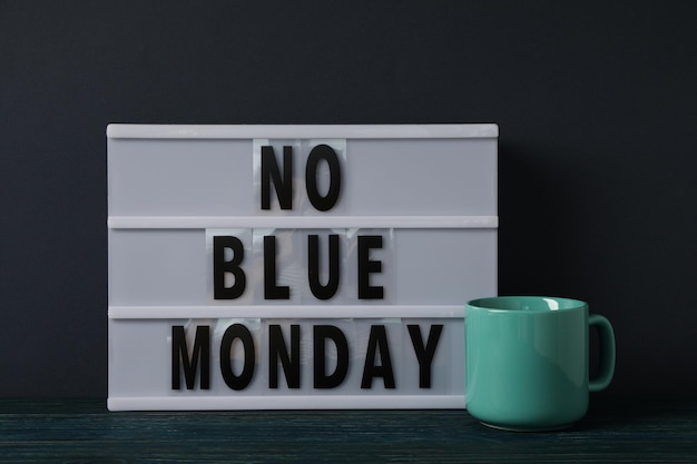 텍스트 No Blue Monday 및 진한 파란색 배경의 컵